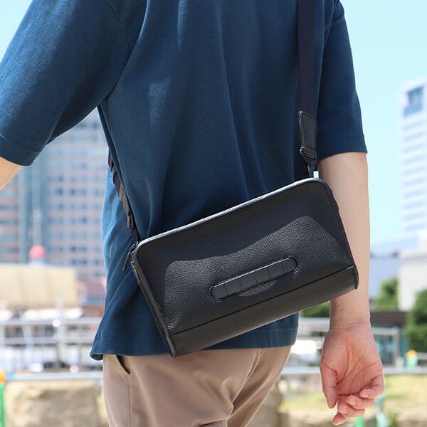トモエ レザーボディーバッグポーチ ボディバッグ BOLD PO TOMOE